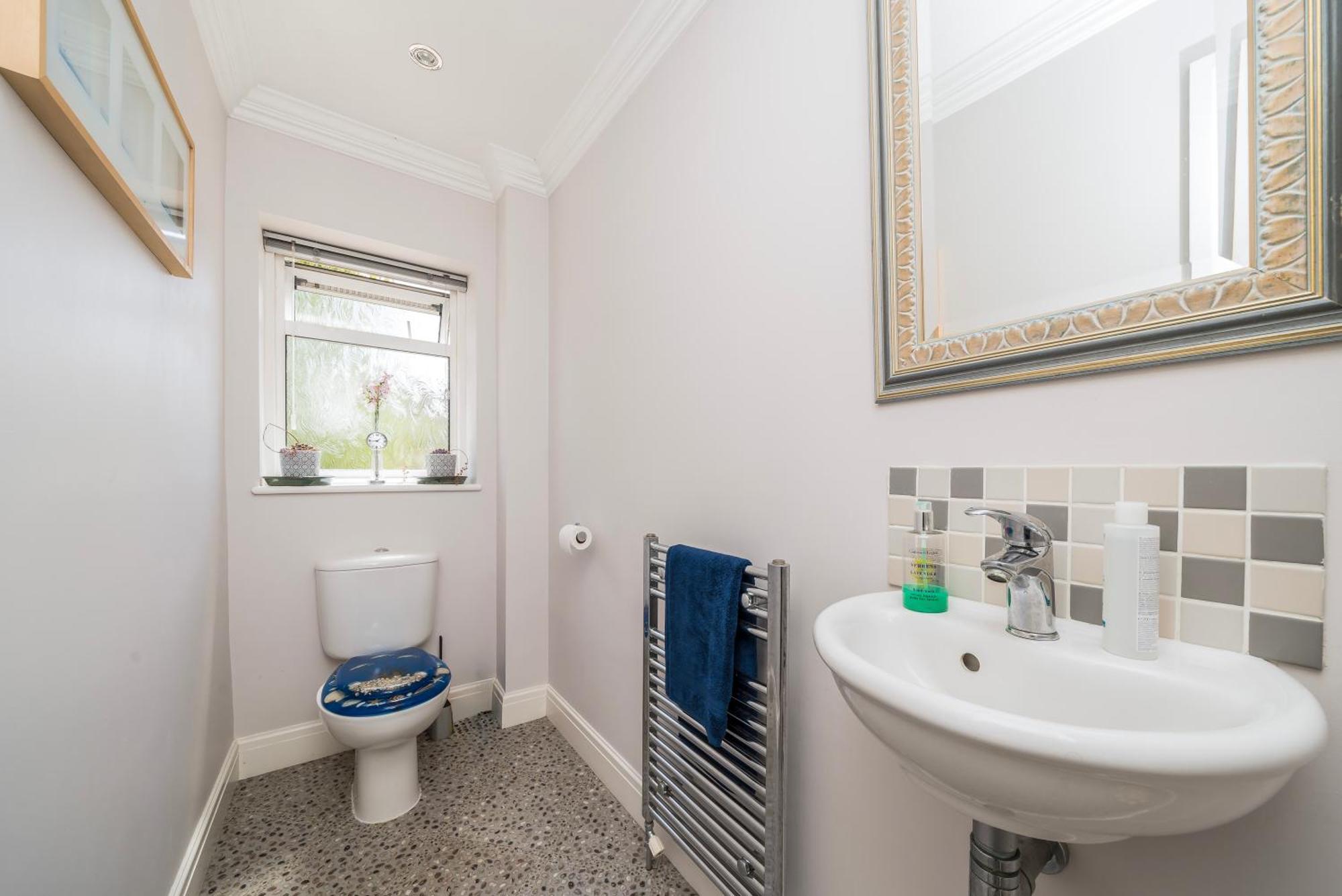 Cozy Double Bedroom In Stunning Bungalow On River Thames - Near Thorpe Park/Royal Holloway University/20Mins From Heathrow Staines-upon-Thames Exterior foto